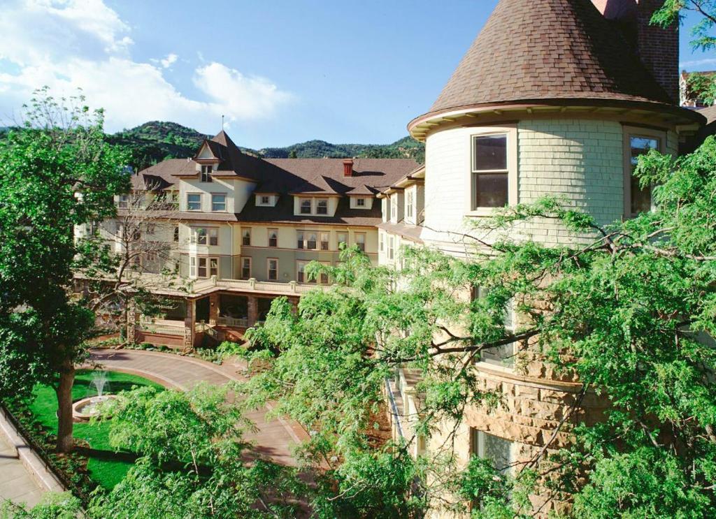 Отель Cliff House At Pikes Peak Маниту-Спрингс Экстерьер фото